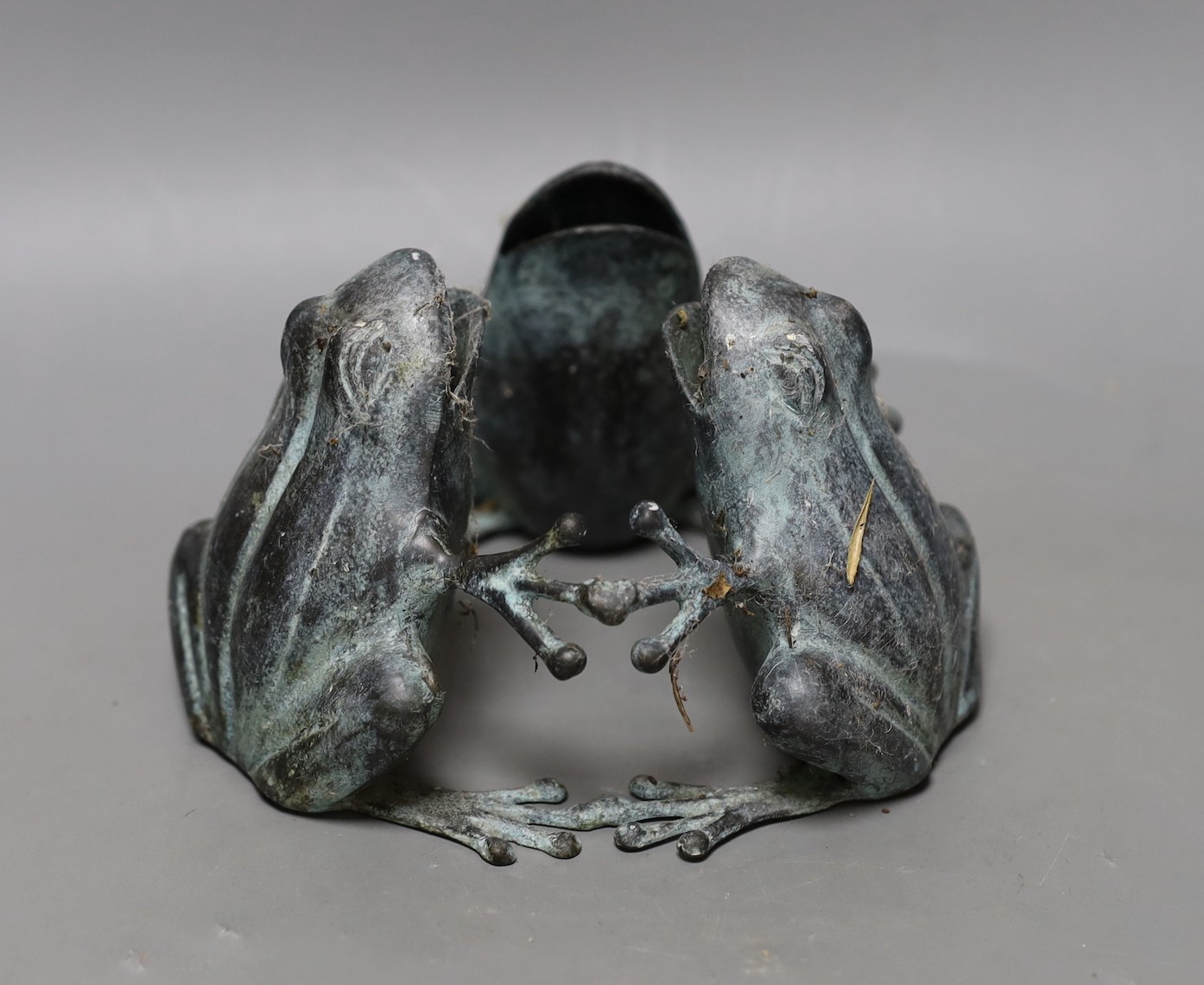 A bronze trio of frogs, 10cm tall